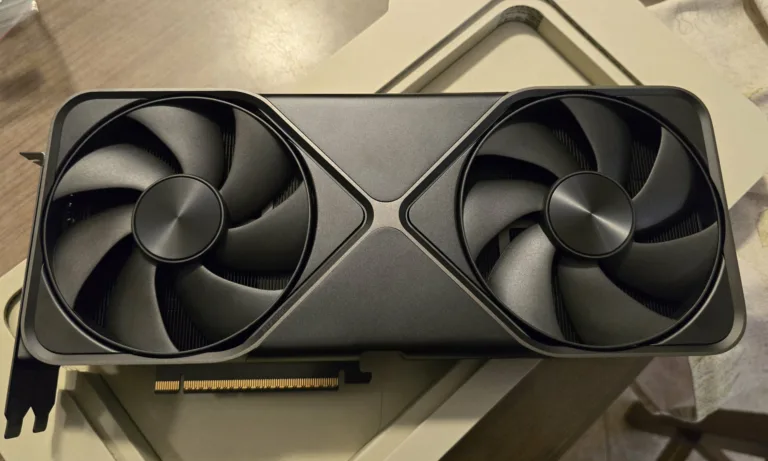 GeForce RTX 5090 z kolejnym stopionym złączem. Użytkownik pokazuje, jak wtyczka dosłownie zespoliła się z kartą